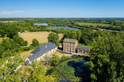 Table avec carafe d'eau, jus de fruits, viennoiseries, corbeille de fruits et éléments de décoration.