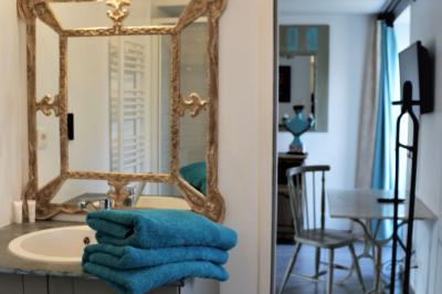 Table avec carafe d'eau, jus de fruits, viennoiseries, corbeille de fruits et éléments de décoration.