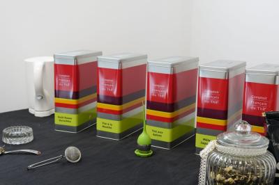 Table avec carafe d'eau, jus de fruits, viennoiseries, corbeille de fruits et éléments de décoration.