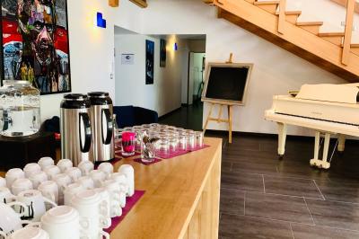 Table avec carafe d'eau, jus de fruits, viennoiseries, corbeille de fruits et éléments de décoration.