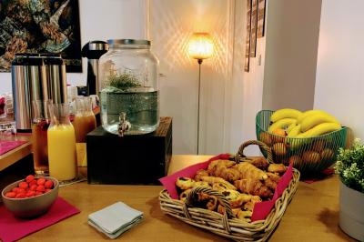 Table avec carafe d'eau, jus de fruits, viennoiseries, corbeille de fruits et éléments de décoration.