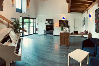 Table avec carafe d'eau, jus de fruits, viennoiseries, corbeille de fruits et éléments de décoration.