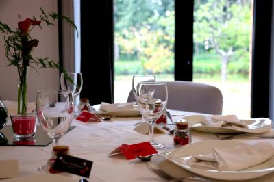 Table avec carafe d'eau, jus de fruits, viennoiseries, corbeille de fruits et éléments de décoration.