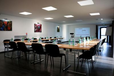 Table avec carafe d'eau, jus de fruits, viennoiseries, corbeille de fruits et éléments de décoration.