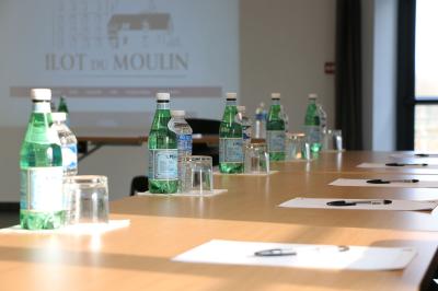 Table avec carafe d'eau, jus de fruits, viennoiseries, corbeille de fruits et éléments de décoration.
