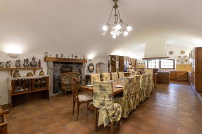 Salle de bain lumineuse avec baignoire, colonnes décoratives, miroir mural et carrelage clair.