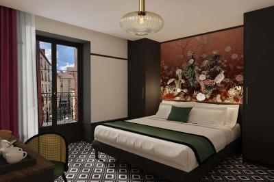 Salle de bain moderne avec toilettes suspendues, sèche-serviettes mural, douche vitrée et murs en carrelage clair.