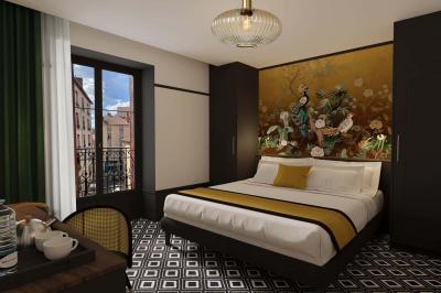 Salle de bain moderne avec toilettes suspendues, sèche-serviettes mural, douche vitrée et murs en carrelage clair.