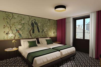 Salle de bain moderne avec toilettes suspendues, sèche-serviettes mural, douche vitrée et murs en carrelage clair.