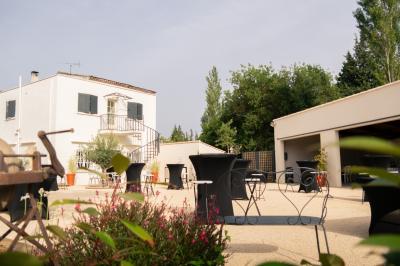 Cuisine professionnelle équipée avec plans de travail en inox, cuisinières, hotte et four à micro-ondes.