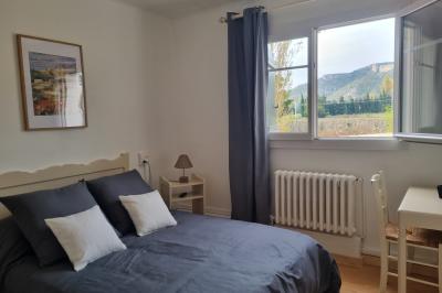 Cuisine professionnelle équipée avec plans de travail en inox, cuisinières, hotte et four à micro-ondes.