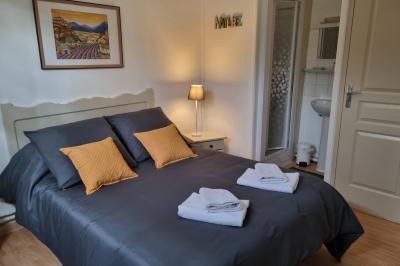 Cuisine professionnelle équipée avec plans de travail en inox, cuisinières, hotte et four à micro-ondes.