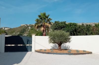 Cuisine professionnelle équipée avec plans de travail en inox, cuisinières, hotte et four à micro-ondes.