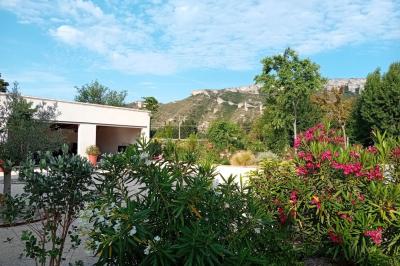 Cuisine professionnelle équipée avec plans de travail en inox, cuisinières, hotte et four à micro-ondes.