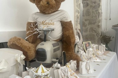 Cuisine professionnelle équipée avec plans de travail en inox, cuisinières, hotte et four à micro-ondes.