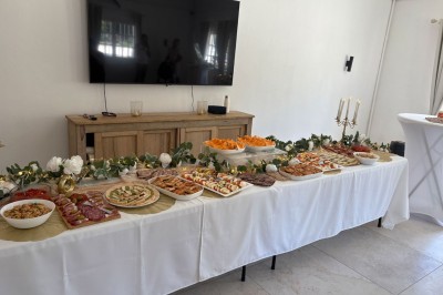 Cuisine professionnelle équipée avec plans de travail en inox, cuisinières, hotte et four à micro-ondes.