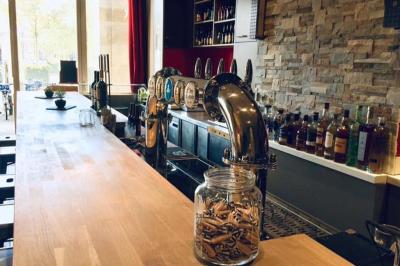 Vue rapprochée d'une mousse de café garnie de grains de café entiers dans un verre transparent.