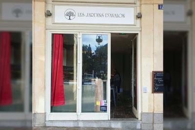 Vue rapprochée d'une mousse de café garnie de grains de café entiers dans un verre transparent.