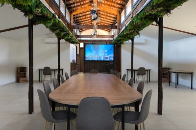 Trois pots de rillettes de canard et de poulet posés sur un lit de feuilles vertes en extérieur.