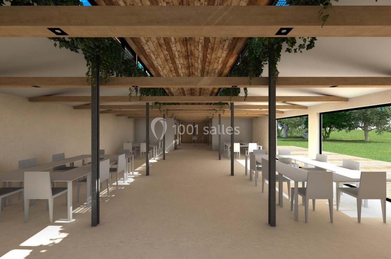 Salle lumineuse avec tables et chaises alignées, plafond en bois et plantes suspendues, vue sur un espace extérieur…