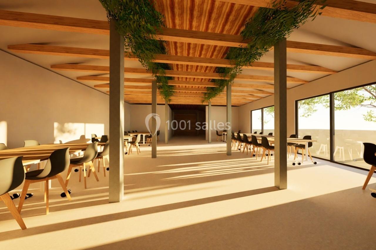 Salle lumineuse avec tables en bois, chaises noires, poutres apparentes et grandes baies vitrées donnant sur l'extérieur.