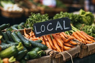 Miniature Location salle Villetelle (Hérault) - Domaine d'Ambrussum Events #16 Trois pots de rillettes de canard et de poulet posés sur un lit de feuilles vertes en extérieur.