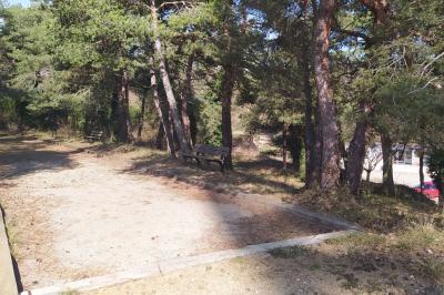 Douche moderne avec paroi vitrée, pommeau mural et lavabo blanc dans une salle de bain aux murs clairs.
