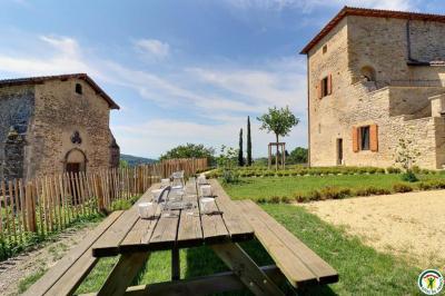 Douche moderne avec paroi vitrée, pommeau mural et lavabo blanc dans une salle de bain aux murs clairs.