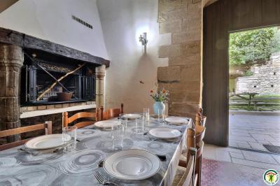 Douche moderne avec paroi vitrée, pommeau mural et lavabo blanc dans une salle de bain aux murs clairs.
