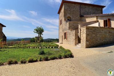 Douche moderne avec paroi vitrée, pommeau mural et lavabo blanc dans une salle de bain aux murs clairs.