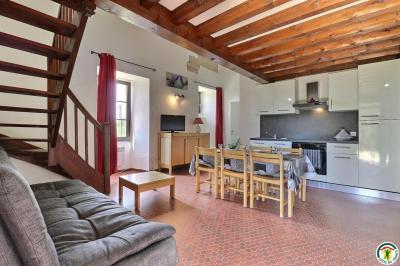 Douche moderne avec paroi vitrée, pommeau mural et lavabo blanc dans une salle de bain aux murs clairs.