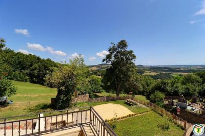 Douche moderne avec paroi vitrée, pommeau mural et lavabo blanc dans une salle de bain aux murs clairs.