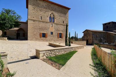 Douche moderne avec paroi vitrée, pommeau mural et lavabo blanc dans une salle de bain aux murs clairs.