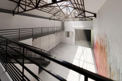 Femme jouant de la guitare électrique dans un décor rétro avec des objets dorés et un téléphone ancien sur une table en…