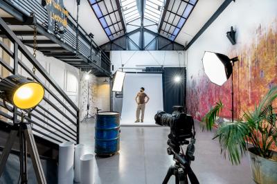 Femme jouant de la guitare électrique dans un décor rétro avec des objets dorés et un téléphone ancien sur une table en…