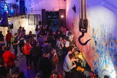Femme jouant de la guitare électrique dans un décor rétro avec des objets dorés et un téléphone ancien sur une table en…