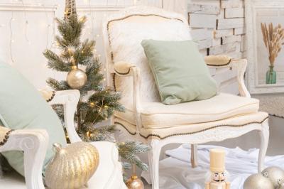 Femme jouant de la guitare électrique dans un décor rétro avec des objets dorés et un téléphone ancien sur une table en…