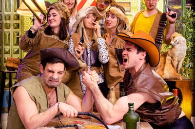 Femme jouant de la guitare électrique dans un décor rétro avec des objets dorés et un téléphone ancien sur une table en…