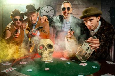 Femme jouant de la guitare électrique dans un décor rétro avec des objets dorés et un téléphone ancien sur une table en…