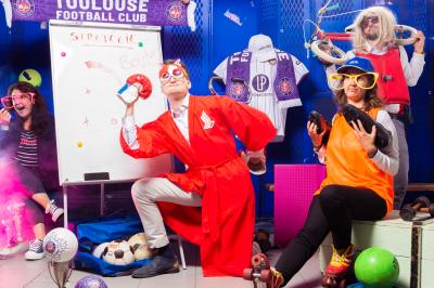 Femme jouant de la guitare électrique dans un décor rétro avec des objets dorés et un téléphone ancien sur une table en…