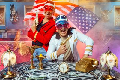 Femme jouant de la guitare électrique dans un décor rétro avec des objets dorés et un téléphone ancien sur une table en…