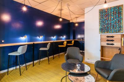 Miniature Location salle Nantes (Loire-Atlantique) - Sure Hotel By Best Western #11 Pâtisserie composée de choux garnis de crème, purée de fruits, meringue et morceaux de fruits sur une assiette.