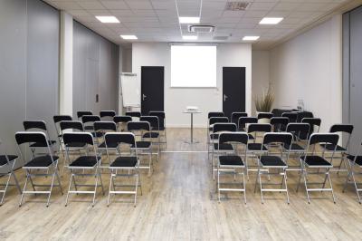 Miniature Location salle Nantes (Loire-Atlantique) - Sure Hotel By Best Western #20 Pâtisserie composée de choux garnis de crème, purée de fruits, meringue et morceaux de fruits sur une assiette.