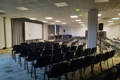 Miniature Location salle Nantes (Loire-Atlantique) - Sure Hotel By Best Western #6 Pâtisserie composée de choux garnis de crème, purée de fruits, meringue et morceaux de fruits sur une assiette.