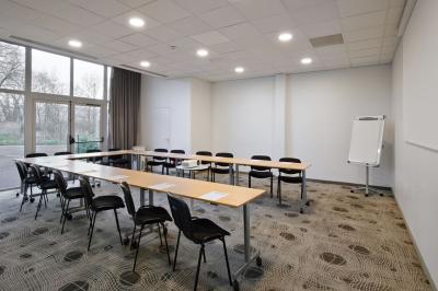 Miniature Location salle Nantes (Loire-Atlantique) - Sure Hotel By Best Western #9 Pâtisserie composée de choux garnis de crème, purée de fruits, meringue et morceaux de fruits sur une assiette.