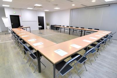 Miniature Location salle Nantes (Loire-Atlantique) - Sure Hotel By Best Western #7 Pâtisserie composée de choux garnis de crème, purée de fruits, meringue et morceaux de fruits sur une assiette.