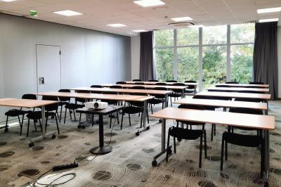 Miniature Location salle Nantes (Loire-Atlantique) - Sure Hotel By Best Western #18 Pâtisserie composée de choux garnis de crème, purée de fruits, meringue et morceaux de fruits sur une assiette.