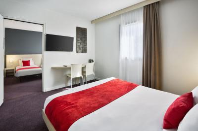 Miniature Location salle Nantes (Loire-Atlantique) - Sure Hotel By Best Western #27 Pâtisserie composée de choux garnis de crème, purée de fruits, meringue et morceaux de fruits sur une assiette.