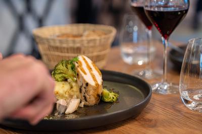 Miniature Location salle Nantes (Loire-Atlantique) - Sure Hotel By Best Western #29 Pâtisserie composée de choux garnis de crème, purée de fruits, meringue et morceaux de fruits sur une assiette.