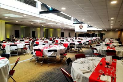 Miniature Location salle Nantes (Loire-Atlantique) - Sure Hotel By Best Western #12 Pâtisserie composée de choux garnis de crème, purée de fruits, meringue et morceaux de fruits sur une assiette.